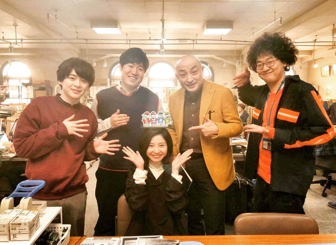 今井隆文さんのインスタグラム写真 - (今井隆文Instagram)「#知らなくていいコト  御視聴、本当にありがとうございました。 本当にめちゃくちゃ楽しい現場でした！ 現場は、大人の学園物みたいな感じで、1クラスが集まったみたいな状況で、誰かがなんかやったら総ツッコミする！みたいな賑やかな感じでした。こちらの模様は、DVDとBlu-rayの特典映像に入ってると思います！←宣伝笑  吉高由里子氏が全身全霊でみんなを引っ張ってくれ、スタッフさんがすごい技術で支えてくれ、大石さんの力強い、言葉、監督達の演出がもうね、本当に素晴らしかったです。  あー終わっちゃった。と、いま抜け殻のようになっています。  本当に世の中が大変なことになっていますが、エンターテイメントで、僕達は、何かを提供したいと思っております。それが、どんな形でも！  ケイトのように、自分が信じた道を突っ走りたい。 野中も色々あったけど、突っ走った結果だ！  この作品の一部に慣れたことを光栄に思います。  週刊イーストの黒川班で、小野寺という役に出会えて幸せでした！  どもっ！！！！」3月12日 0時56分 - imataka_tenpa