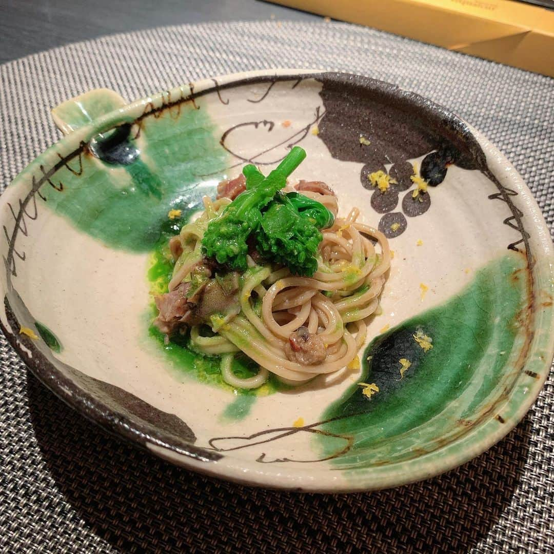 吉川ちかさんのインスタグラム写真 - (吉川ちかInstagram)「昨日はエクアトゥールへ 食事してきました☺️💓 実はここ2回目なのだ！ . 普段自分じゃ中々行けないし 嬉しい〜😂💓 そしてやはりお料理が素晴らしい！ . ペアリングでお酒と料理を 楽しんで美味しさ倍増🥺💓 めちゃくちゃ酔った！笑 . #エクアトゥール#モダンフレンチ#フレンチ#イノベーティブフュージョン#麻布十番#ペアリング#ご馳走様でした」3月12日 1時00分 - yoshikawachika_1116