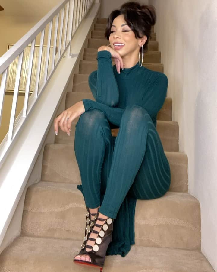 のインスタグラム：「“What is your dream job?” I don’t dream of labor 👠 Outfit: @fashionnova fashionnovapartner」