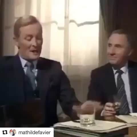 エマニュエル・ベアールのインスタグラム：「#Repost @mathildefavier ・・・ 😷🦠😏🧹💊🤧🔬🤷‍♀️ #coronavirus #stage3 ? ..... #france !!!!! Merci @mathildefavier  pour cette vidéo ☀️ the art of staying calm under pressure ......」