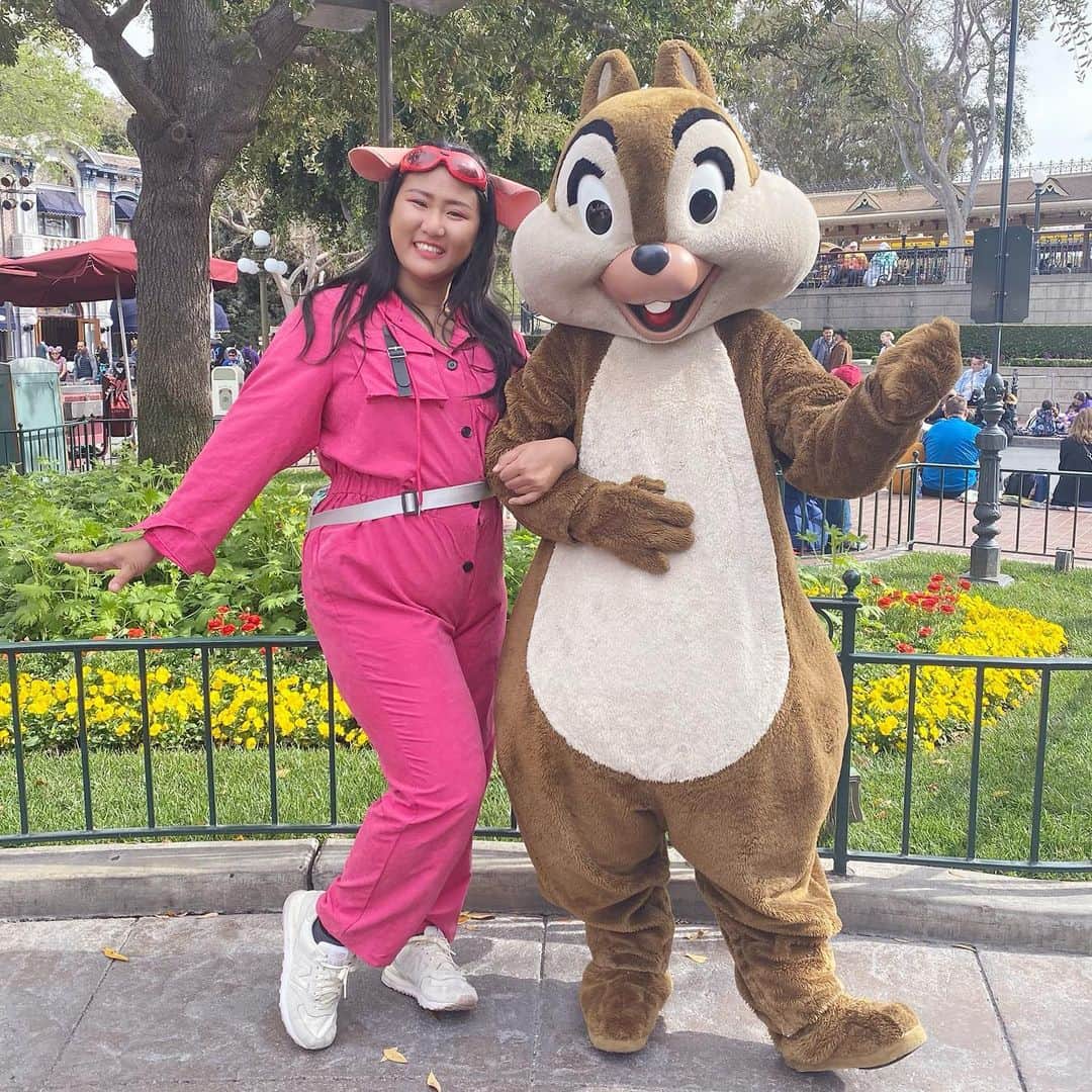 藤井美穂のインスタグラム：「He noticed me right away as one of #rescuerangers !!! And he gave me a flower later.... he was very very sweet 🥰 Awww I loooove Disneyland... @sheinofficial @sheincurve #SHEIN#SHEINgals ​Search ID: 933191 http://shein.top/ybw0mv4 mihofujiQ2 Extra 15% OFF any purchase (valid till 31 March)」