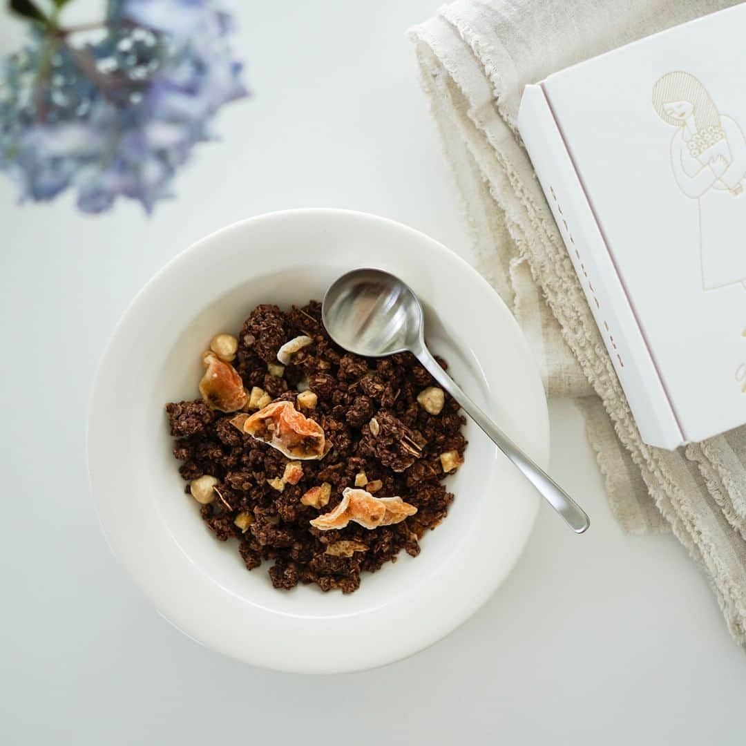 のインスタグラム：「美味しいグラノーラがあれば、ちょっぴり特別な朝食に🥣 . - - - - - - - - - - - - 今週もOYATSUYA SUNから グラノーラが届きました♪  中でもおすすめなのは、 「オレンジとヘーゼルナッツの ココアグラノーラ」。 . さらっとビターなココアをベースに、 房ごとドライにしたマンダリンオレンジと、 ローストした香ばしい ヘーゼルナッツを加えたこちらの一品。  OYATSUYA SUNならではの オートミール＆全粒粉による ザクザク食感も お楽しみいただけます。  そのままはもちろん、 ホットミルクをかけたり、 アイスクリームと一緒に合わせて ミニパフェにしても 美味しくいただけますよ〜◎ . - - - - - - - - - - - - オレンジとヘーゼルナッツのココアグラノーラ/OYATSUYA SUN . ▶お買いものはプロフィールのリンクからどうぞ→@hokuoh_kurashi . #kitchen#kitchenware#food#foodstagram#cookie#teatime#snack#OYATSUYASUN#グラノーラ#朝食#朝ごはん#おやつ#おやつ時間#ティータイム#シンプル#シンプルライフ#シンプルデザイン#暮らしを楽しむ#日々の暮らし#北欧#暮らし#北欧暮らしの道具店」