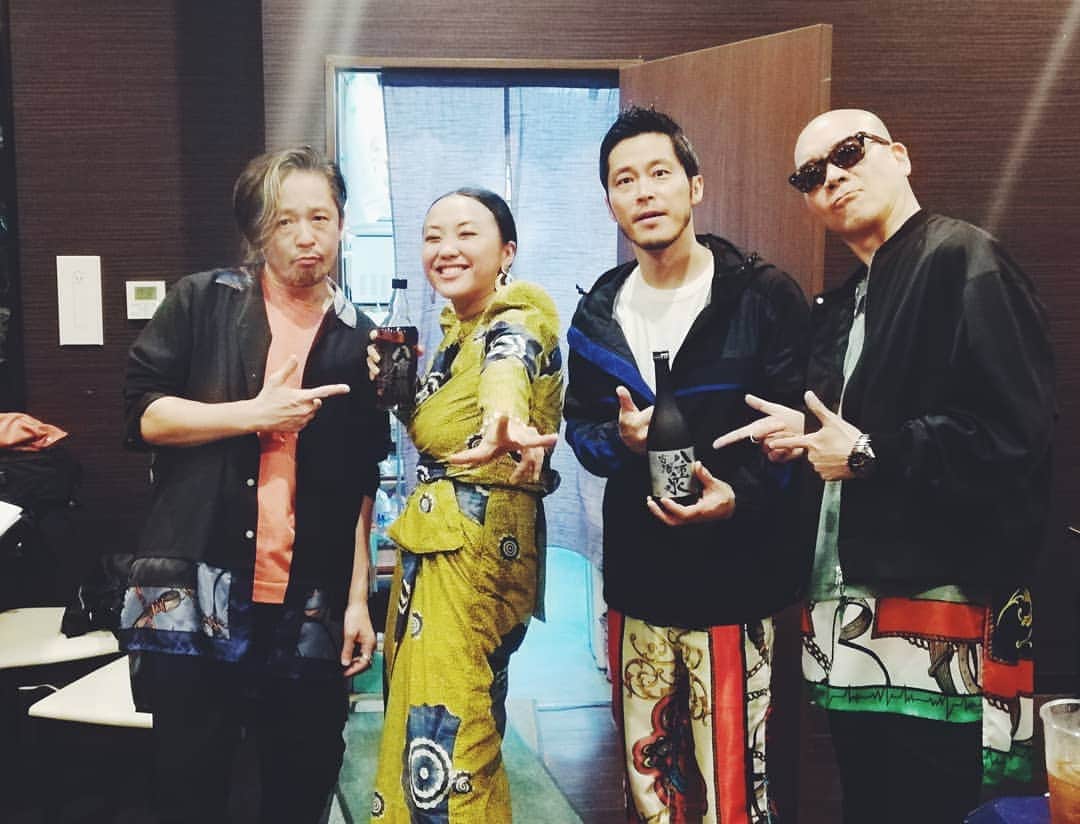 COMA-CHIのインスタグラム：「They're my mentors, soul brothers. The legend of Japanese Hiphop“RHYMESTER”. I'm always honored to be on stage with The Kings!! much love❤ ライムスターの兄貴たちが石垣島来てくれたの嬉しかったし、一緒にb-boy&girlイズム出来て楽しかったし、そのステージからも、スタンスからも、いまだに学ぶ事ばかりで改めて尊敬の念を強くした。 モノホンとはこういう人達の事を云う🔥 しかしラストのスコールとワンネス具合ヤバかったな、、、神。 島で泡盛飲みながら久々にゆっくりたっぷり話しできて嬉しかったなぁ〜。。。 ありがとうございました！！！ #ライムスター #rhymester #うりずんフェス」