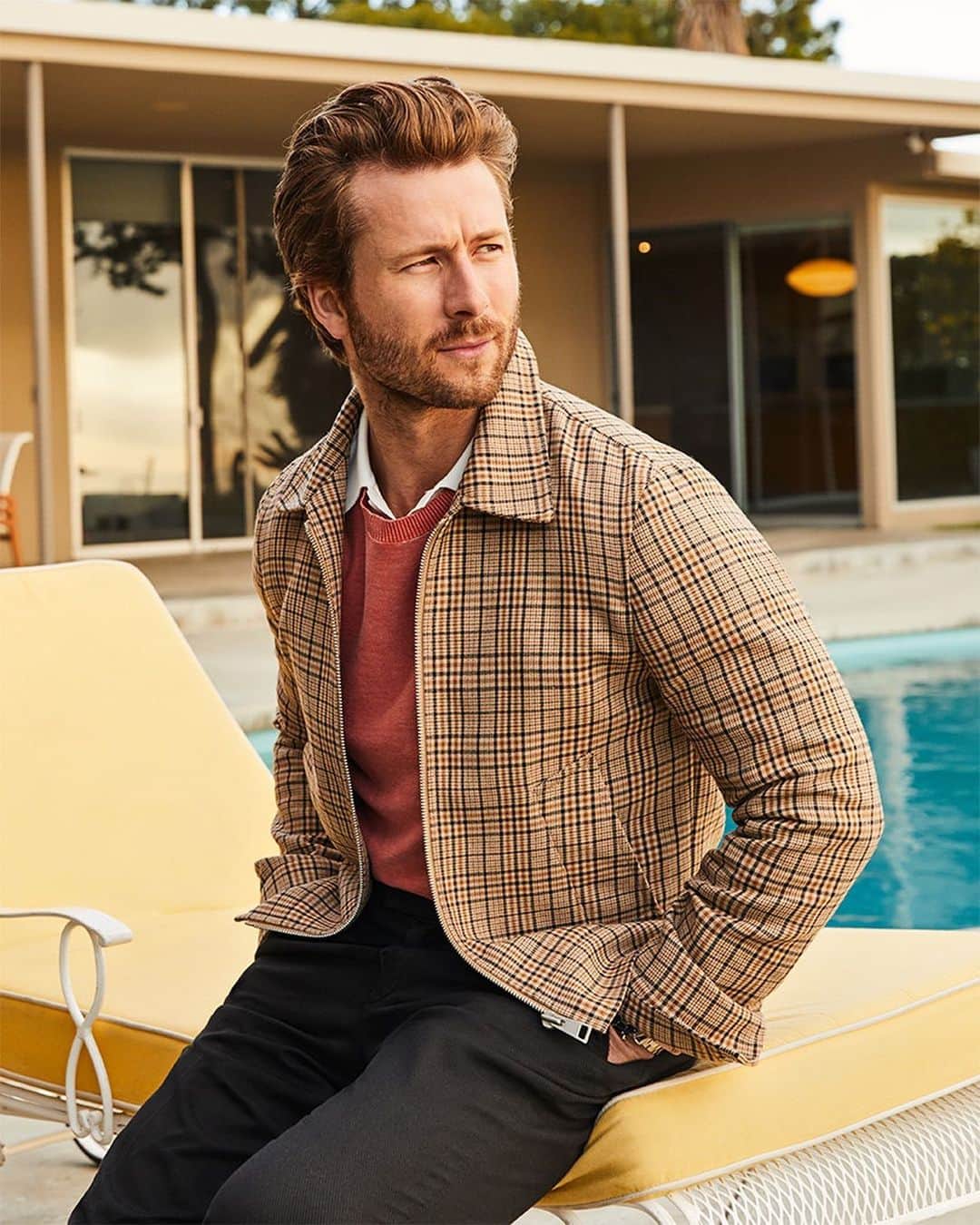 グレン・パウエルのインスタグラム：「Stoked to be named @bloomingdales "Mix Master." A title I've never aspired to but will now be my license plate, DJ name, and back-up callsign. Scroll to the end to see the behind the scenes pic where a bunch of guys straddle a plank of sandbags to make a "diving board." And check out the article to hear me talk about jets, jorts, and jock jams. Damn fun day making new friends while repping cool threads. . . . . . #bloomingdales #ad」