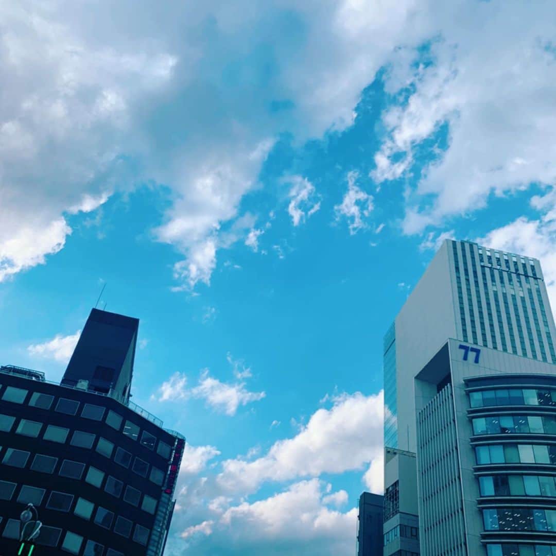 三村遙佳さんのインスタグラム写真 - (三村遙佳Instagram)「青空~~~💙 晴れの日にお散歩するのがすき！ いっしょにおさんぽしよー！！！ #空　#景色　#雲」3月12日 1時33分 - mimuraharuka_1027