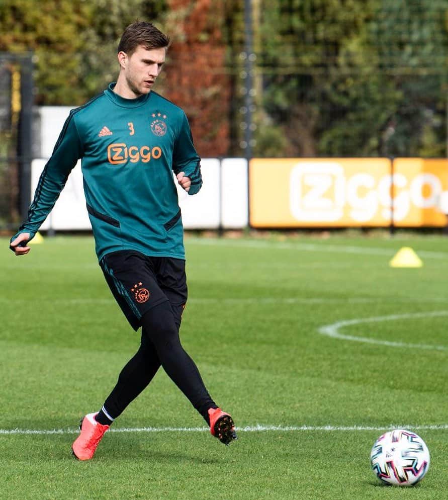 ジョエル・フェルトマンのインスタグラム：「Back on the pitch again! ⚽🙏 #ajax」