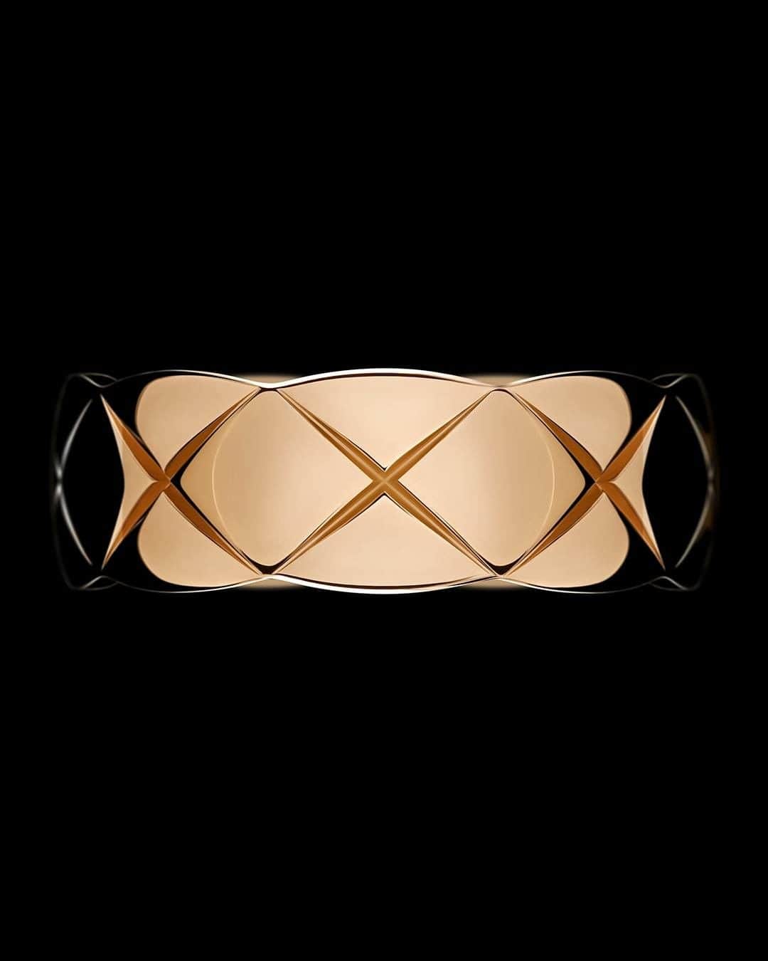 シャネルさんのインスタグラム写真 - (シャネルInstagram)「AN IDEA TAKES SHAPE Gadroons, or the rounded contours that define COCO CRUSH jewelry, add a sensorial quality to the quilted motif. #COCOCRUSH #CHANELFineJewelry Discover More – Link in bio」3月12日 2時00分 - chanelofficial