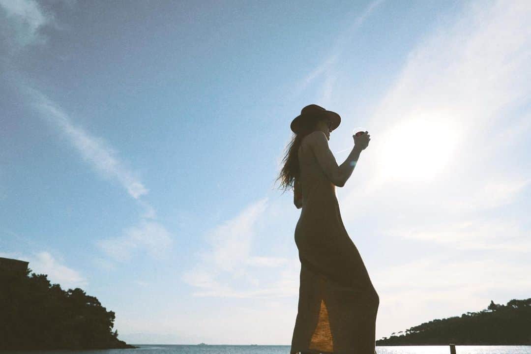 ケルシー・ロビンソンのインスタグラム：「When your skin matches your dress you know it’s March overseas... #50shadesofpale #moontan」