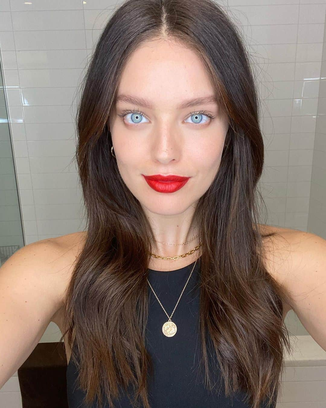 エミリー・DiDonatoさんのインスタグラム写真 - (エミリー・DiDonatoInstagram)「I could NEVER do a red lip on myself but in my new video on YouTube, @erinparsonsmakeup finally teaches me how the heck to do it! 💄 Erin gives away all her  best red lip tips, tricks and secrets. I can actually do a red lip on myself now! 💃🏻 Link in BIO!」3月12日 2時06分 - emilydidonato