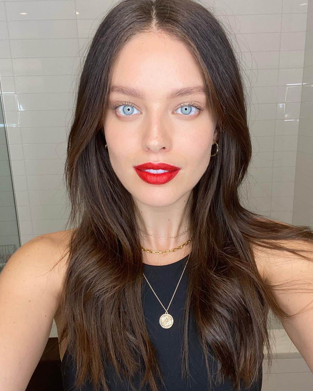エミリー・DiDonatoのインスタグラム：「I could NEVER do a red lip on myself but in my new video on YouTube, @erinparsonsmakeup finally teaches me how the heck to do it! 💄 Erin gives away all her  best red lip tips, tricks and secrets. I can actually do a red lip on myself now! 💃🏻 Link in BIO!」