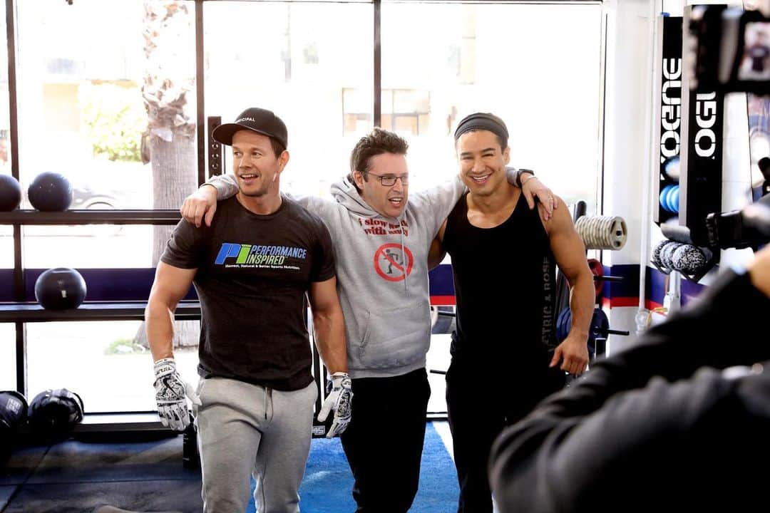 マーク・ウォールバーグさんのインスタグラム写真 - (マーク・ウォールバーグInstagram)「@andylassner came to a workout at @f45_training with me and @mariolopez and it was everything you thought it would be. Watch @theellenshow today for the recap. Proud of you, Andy! 💪💙❤️ (📸: Michael Rozman/Warner Bros.)」3月12日 2時14分 - markwahlberg