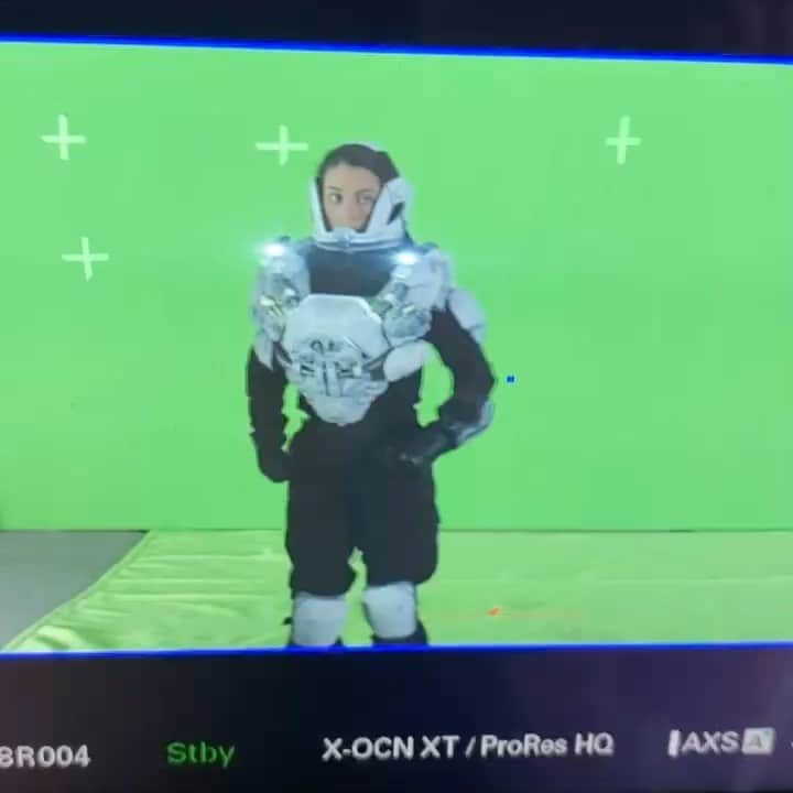 アデレード・ケインのインスタグラム：「Green screeeeeeen」