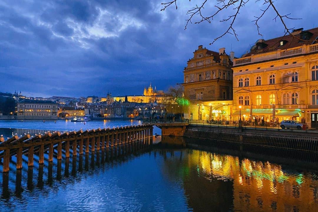 セバスチャン・スタンさんのインスタグラム写真 - (セバスチャン・スタンInstagram)「Prague. What a city. We’ve been shooting #TheFalconAndTheWinterSoldier and experiencing one of the most beautiful cities in the world filled with the most wonderful and welcoming people.  Now we are being sent home. 😷 Too soon. Prague, you’re gonna be in my thoughts for a long time. Thank you. Will be back. Thinking of you ❤️ #BuckytakesEurope」3月12日 2時22分 - imsebastianstan