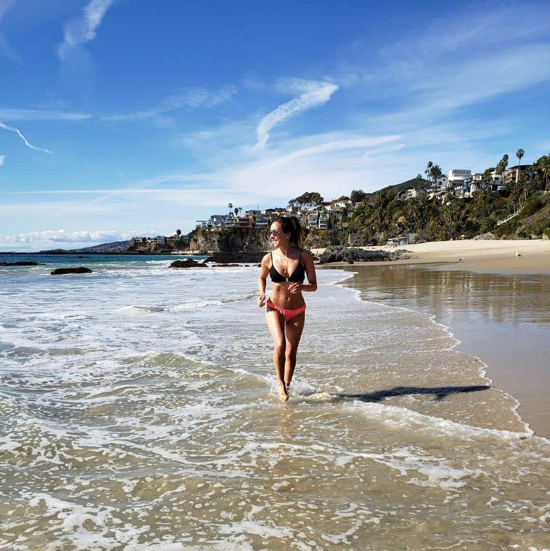 マリ・ヴァルトマンのインスタグラム：「Running into the upcoming Semester like... . . . . . #vaca #occalifornia #newport #newportbeach #mostbeautifulbeaches #beachlife #vacamood #calilife #lifestyle #saltyhairdontcare #ocean #pacific #blueskies #lagunabeach #orangecounty」