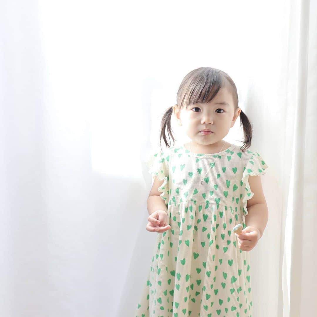 のインスタグラム：「👑HAPPY BIRTHDAY👑 · 我が家のお姫様、 娘2歳の誕生日🎂 · プレゼントは💚が可愛いワッフル素材のワンピースと、 DESIGN LETTERSのイニシャルチャーム。 手持ちのチェーンを通してネックレスにしてあげたよ🎁 こちらは大人になっても使えるかなと思って☺ · どちらも前picの息子のハーフパンツと同じく @babyshop で見つけました👀💞 https://jp.babyshop.com/ · @babyshopは本当に可愛い海外ブランドの服やおもちゃがたくさんで見飽きないし、現地設定オフィシャル価格なので日本で買うより安い✨ このチャーム、実物良すぎて自分用にも買えばよかったなー🤣 · わがままガールで赤ちゃんの時より大変だけど😂 これからも可愛いく元気に育ってね💓 · #babyshop#ベイビーショップ#DESIGNLETTERS#アクセサリー#海外子供服#北欧#北欧雑貨#北欧デザイン#キッズコーデ#ベビー服#男の子服#男の子#男の子コーデ#女の子服#女の子コーデ#pr」