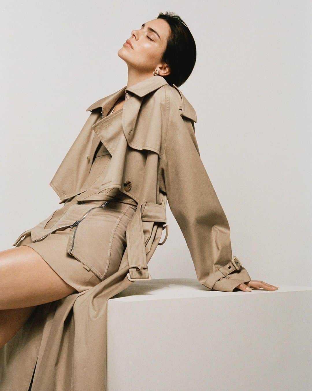 Burberryさんのインスタグラム写真 - (BurberryInstagram)「#KendallJenner in our iconic #BurberryTrench . Reimagined by #RiccardoTisci for the #BurberrySpringSummer20 collection, with a cut-out silhouette and #BurberryBeige palette . #BurberryGeneration」3月12日 2時49分 - burberry