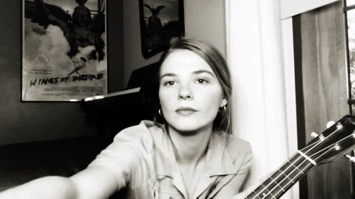 ステファニー・スコットのインスタグラム：「“Angela” by the lumineers. Also gonna do more covers so give me some ideas in the comments pretty please 🥳」