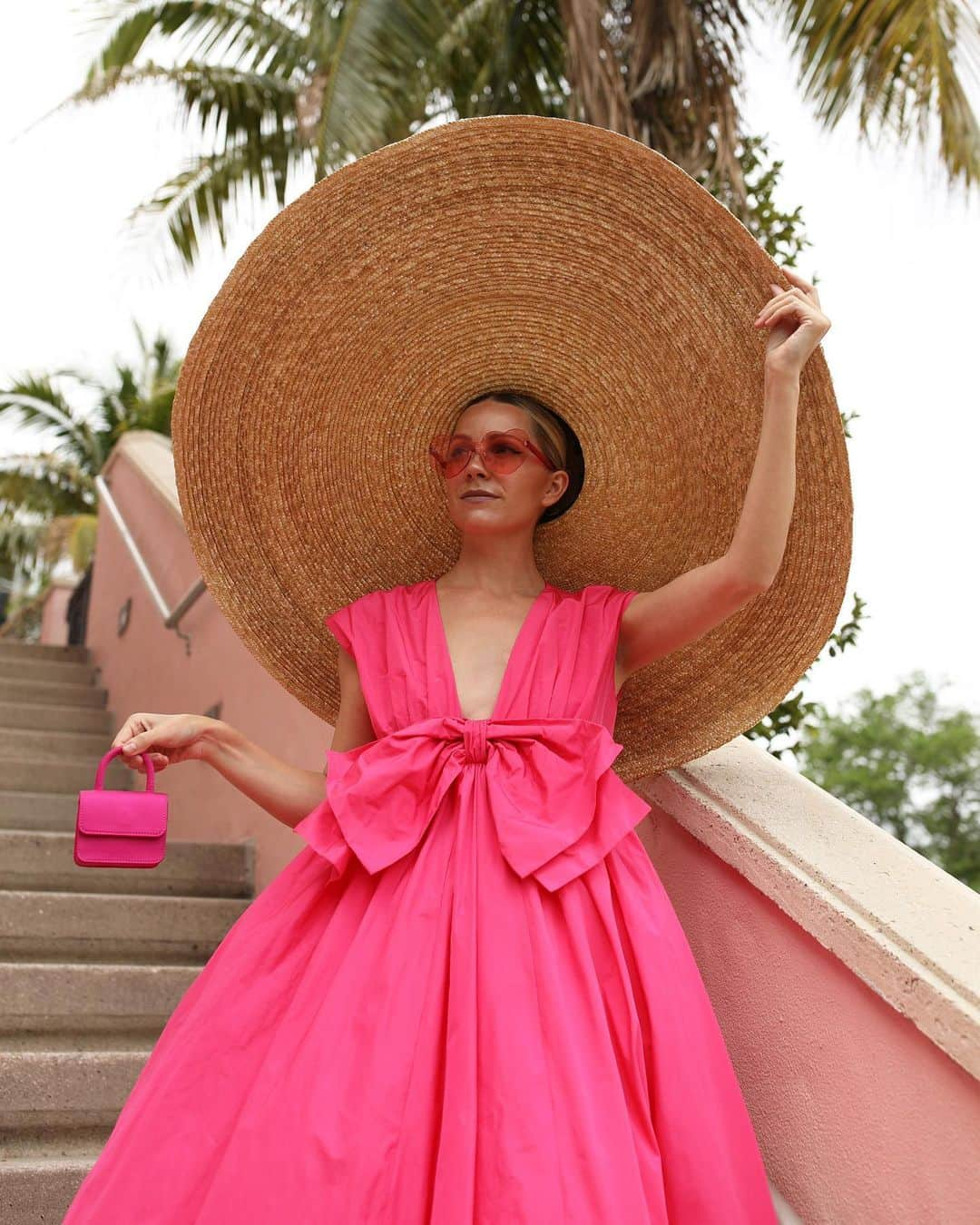 ブレア・イーディーさんのインスタグラム写真 - (ブレア・イーディーInstagram)「<I spy with my little eye 👀 a lil bag and a v big hat> 💕#onwednesdayswewearpink #msgm #microbag」3月12日 3時14分 - blaireadiebee