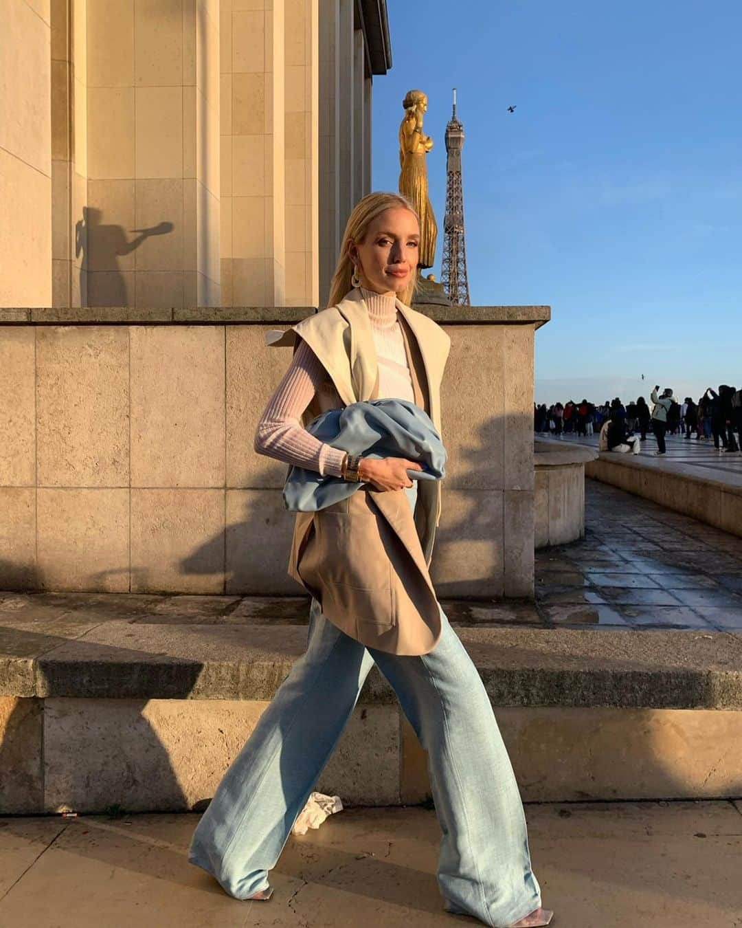 レオニー・ハンネさんのインスタグラム写真 - (レオニー・ハンネInstagram)「Always loving blue hues and a nice backdrop. 🦋 Anzeige/Tags #BottegaVeneta #MaxMara」3月12日 3時16分 - leoniehanne