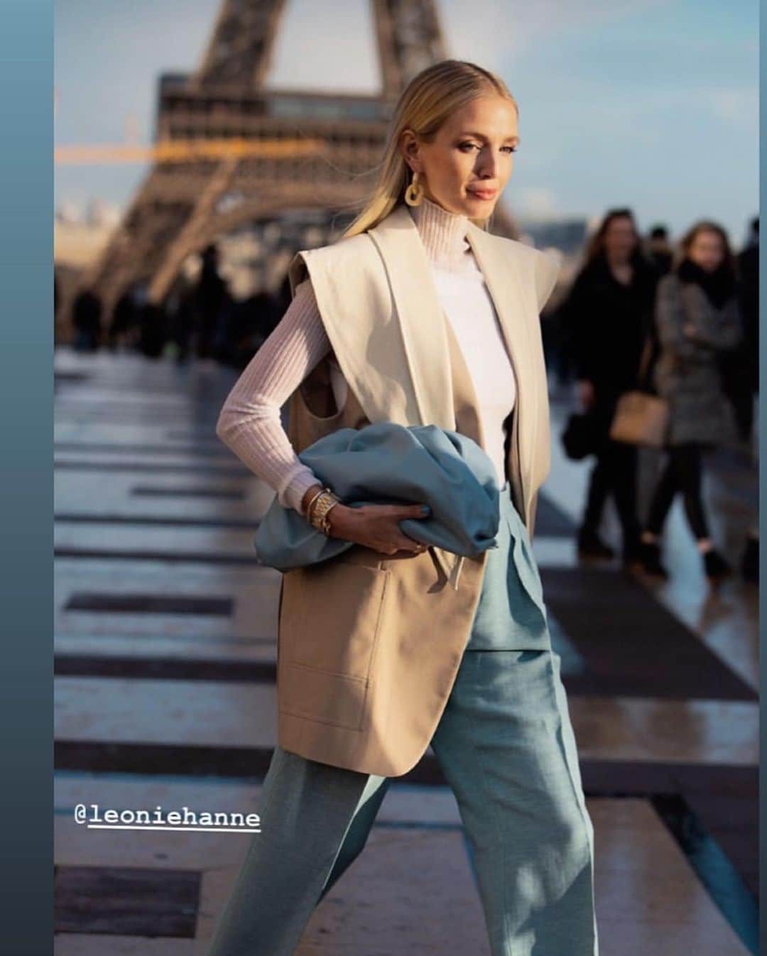 レオニー・ハンネさんのインスタグラム写真 - (レオニー・ハンネInstagram)「Always loving blue hues and a nice backdrop. 🦋 Anzeige/Tags #BottegaVeneta #MaxMara」3月12日 3時16分 - leoniehanne