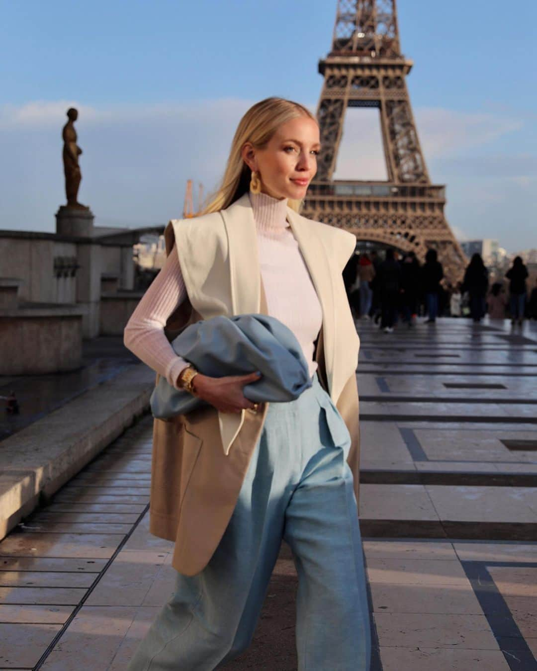 レオニー・ハンネさんのインスタグラム写真 - (レオニー・ハンネInstagram)「Always loving blue hues and a nice backdrop. 🦋 Anzeige/Tags #BottegaVeneta #MaxMara」3月12日 3時16分 - leoniehanne