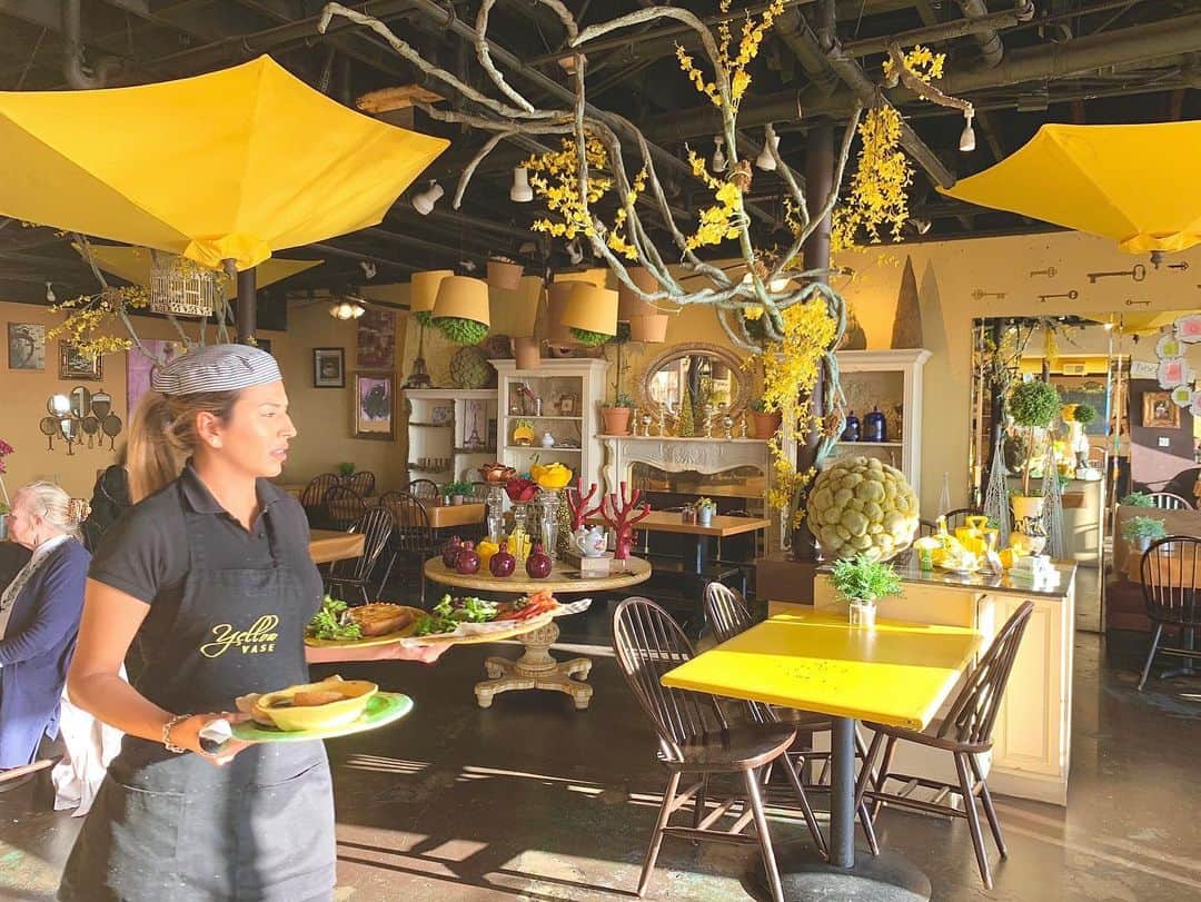 筑間はこべのインスタグラム：「パロスベルデスの生花店café🌼  #絶景スタバの隣にあるカジュアルエレガントカフェ #クレープ #黄色一色 #店お勧めのシナモン入りの黄色い飲物美味し☺️✨‼︎ #palosverdes  #yellowbase  #ついに夕陽🌅 #ランチョパロスベルデス  #coastalzone」