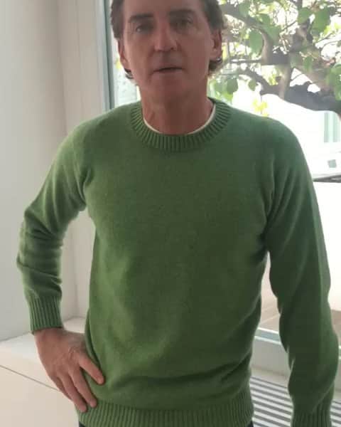 ロベルト・マンチーニのインスタグラム：「Abbiamo in campo la migliore formazione. In questi giorni ci giochiamo la partita più difficile e solo se saremo tutti #DistantiMaUniti possiamo farcela. #iorestoacasa #iostoacasa #ioTifoItalia」