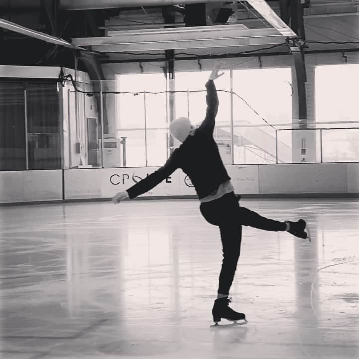 ジェレミー・アボットのインスタグラム：「Creation has a direct correlation to play. We don’t give ourselves enough time anymore simply to play. We view it as the absence of productivity when in fact playing is an incredible tool to help us learn, invent, and discover. It’s the freedom to explore without the fear of failure or rejection. In that space we discover places we didn’t know existed within ourselves. Was overjoyed to play and create simply for creation’s sake today with the amazing @tomrichardson0! Thank you Tom for your time, and giving us both the freedom to be uncomfortable and discover new space within each of our own movements. 🙏🏼 Skater: Me Choreographer: @tomrichardson0  Music: “I’ll keep you safe (instrumental)” by @sleepingatlast」