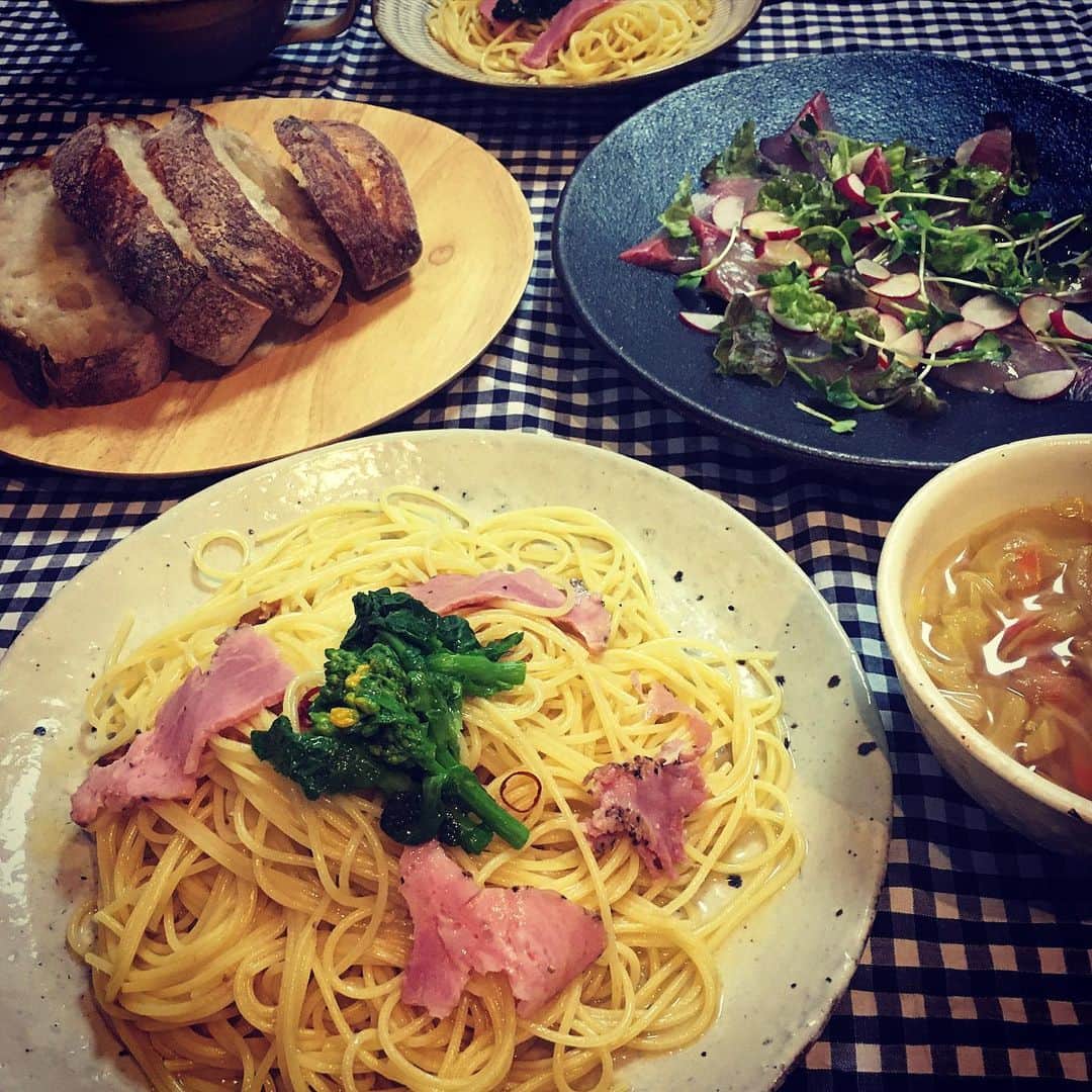 ecruのインスタグラム：「2020/03/12 (wed) 首〜背中の筋を違えてしまった日、キッチンに立つのも辛いので、息子が得意のパスタを作ってくれることになりました♪ ・ 春からさらに勉強が忙しくなりそうな息子、春休み中に2週間という最短のコースで教習所に通っていました🚗💨 ・ 短期間ということで、毎日朝から晩までのハードなスケジュールで、料金も上がりますが、効率良く終わり、短期で通って良かったです。 何より、毎日とても楽しそうに教習所の話をするので、終わるのが寂しいくらいです😁 ・ スケジュール通り、この日に卒検が受かったので、美味しいものを作ろうと思っていたのに、結局息子に作ってもらうことになりました😅 パスタは、私が作るより断然美味しかったー！ 春休み中、また作ってもらおう❤︎ ・ #gon_food #息子ご飯 #晩ご飯  #food #foodpic #foodphoto  #夕食  #instafood #instagood #yummy #love #japan #japanesefood  #thankyou #onthetable #日々 #暮らし #パスタ #dinner  #うつわ #春野菜 #タカキベーカリー」