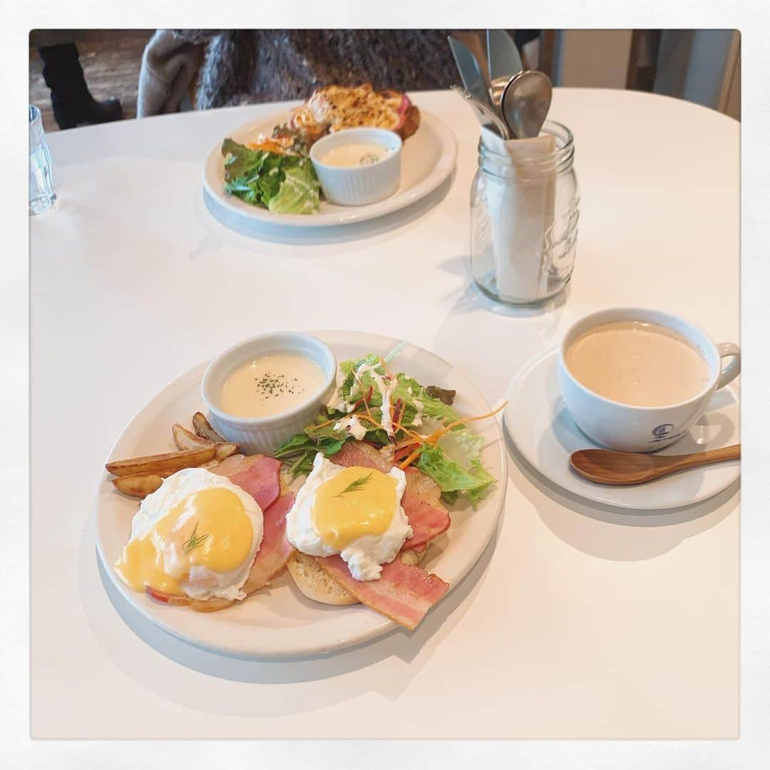 東李苑さんのインスタグラム写真 - (東李苑Instagram)「最近のカフェ事情 ☕︎ #jetset #ジェットセット . ここのエッグベネディクト とても美味しいです。 ただ、寒かった…🐻笑 . きろく。 🌱」3月12日 16時05分 - az_rion