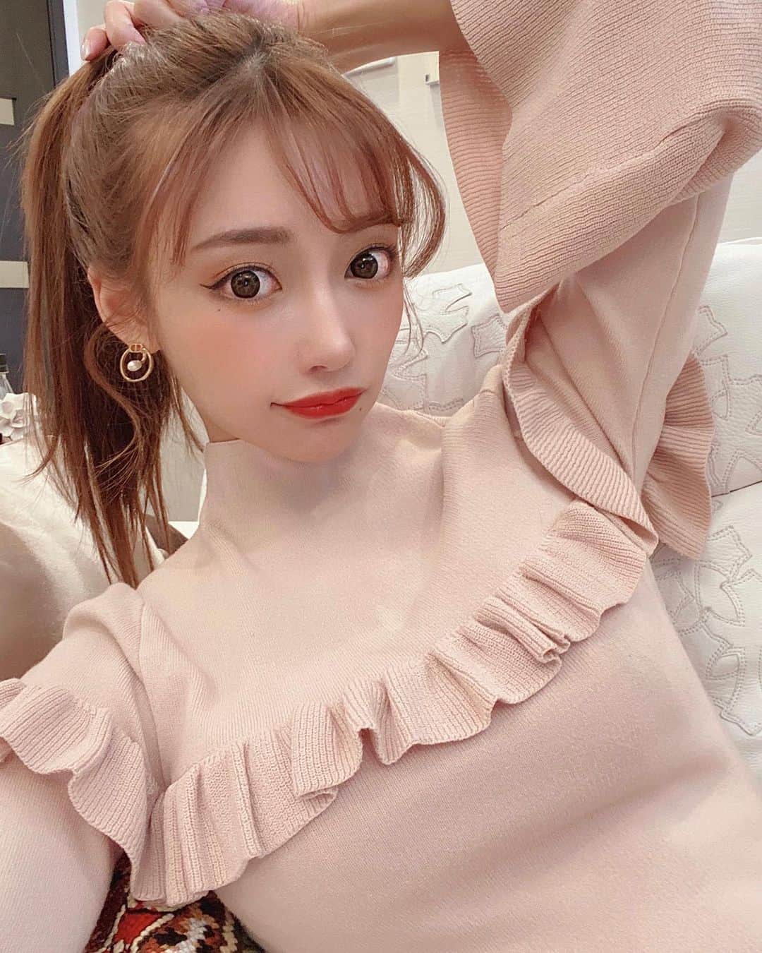明日花キララのインスタグラム：「見てー！！ 静香ちゃんが魔女みたいなワンピースくれたの👗 可愛くてお気に入りだよ🧙🏻‍♀️❤︎ . リップは優香ちゃんの @ricafrosh.official で1番のオランジェットとと4番のクランベリーを使ってみました🍊💄🧡🍒 てか愛犬かわいすぎない？」