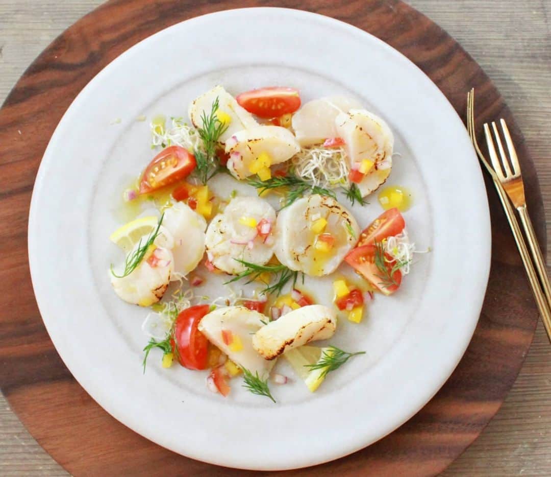 三島葉子さんのインスタグラム写真 - (三島葉子Instagram)「【TokyoWorks】リンベルスタッフブログにレシピが公開されました💡 マッシュポテトをホワイトソースに見立てたホタテのグラタンと炙りカルパッチョ。活け帆立貝の捌き方も掲載しています。 よろしければ検索くださいませー。  #リンベルスタッフブログで検索 #日本の極み #三島葉子」3月12日 14時39分 - mishima_yoko