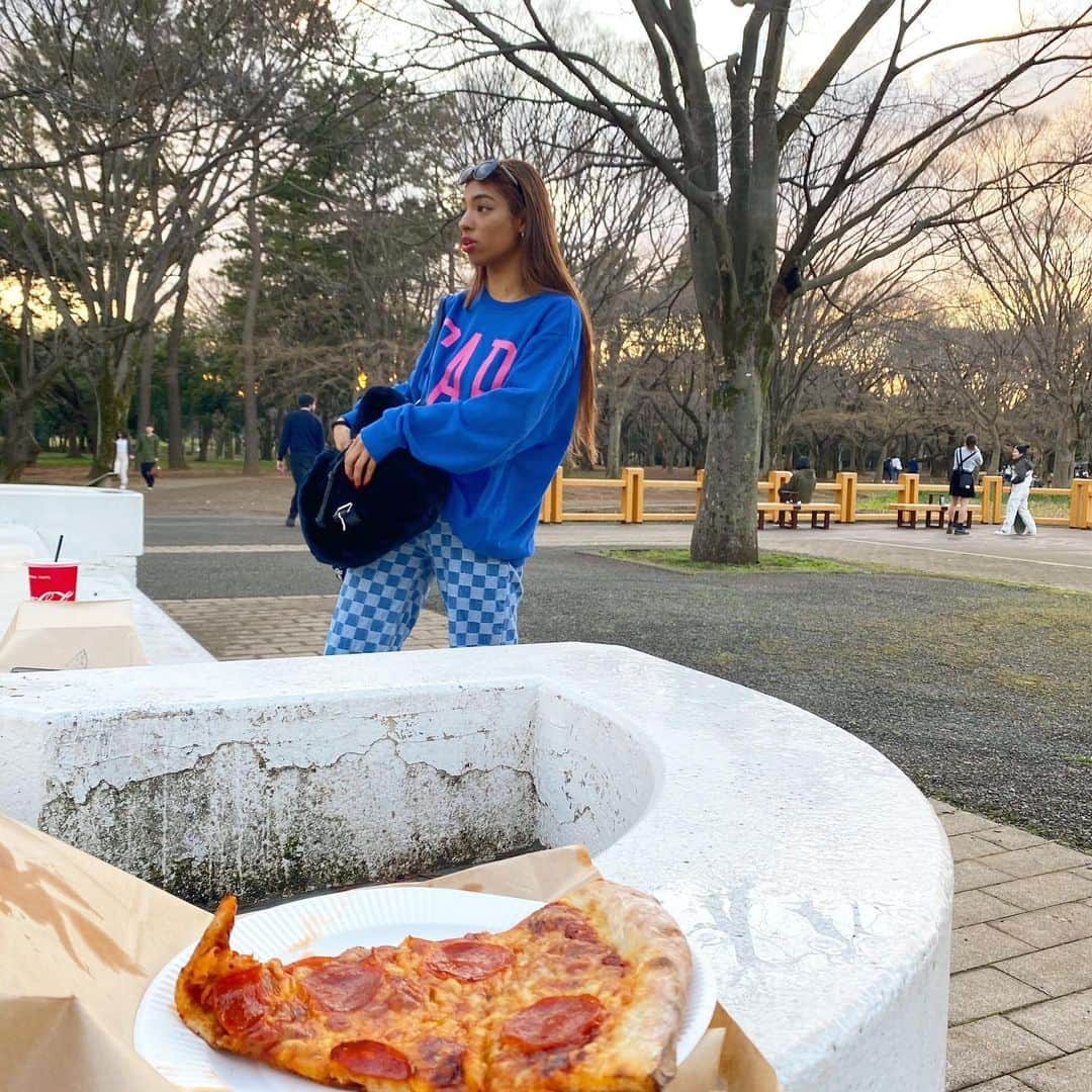 鈴木リサさんのインスタグラム写真 - (鈴木リサInstagram)「昨日からあったか〜☀️ . ポカポカ太陽だいすきだから 眠かったけど寝起きで 昼にピザ🍕を代々木公園で食べて 日向ぼっこしようとしたら大失敗した😆💦 . #ピザ手つける前にカラスに全部持ってかれた#怖すぎてすぐ避難した#自分のバック取り戻せなくて知らないおじさんに頼んだ#ヒーローに見えた#ふつうにピザは#今後室内で食べたい」3月12日 14時52分 - risa_osaru