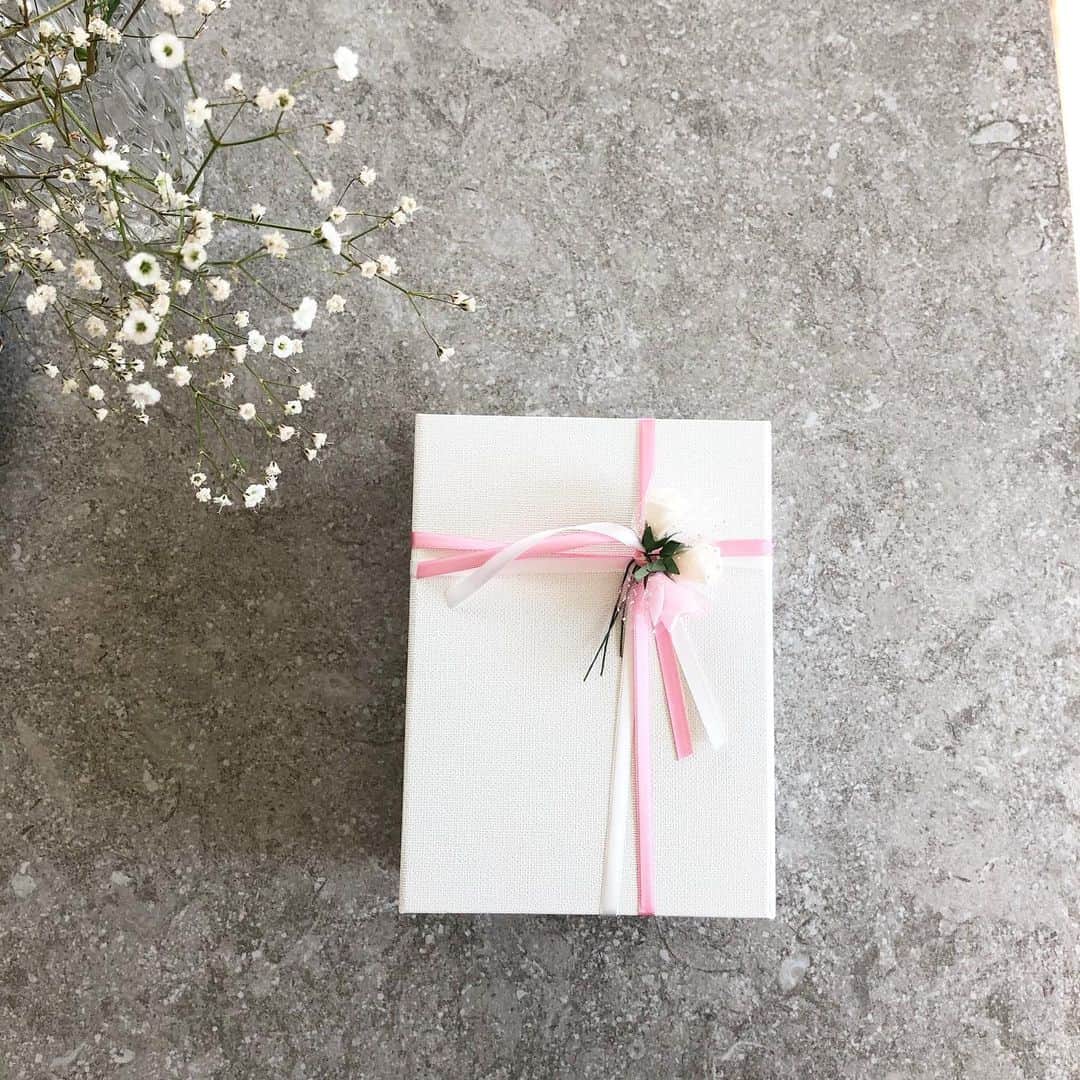 田中涼子のインスタグラム：「お誕生日の準備で注文したものが﻿ どんどん届いて﻿  2人が寝てから開けるの楽しみ〜❣️ 今日で0歳最後かぁ(；ω；) 寂しい寂しい。。 毎日時間気にしないでもっとゆっくり もっとベビーの時期目に焼き付けたかったなぁ。  私のおでこにカメラ付けてずっと全部録っておきたいなぁ。」