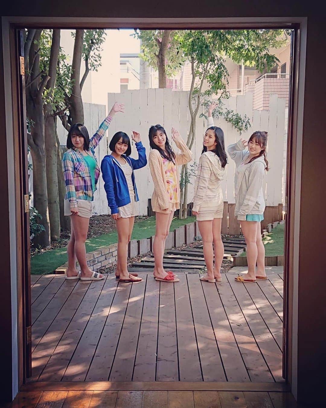 のインスタグラム：「こんにちばんわ！浜浦彩乃です！ 皆さん、もうBOMBはチェックしていただけましたか？まだ見てない方は、是非チェックしてくださいね✨ #浜浦彩乃 #こぶしファクトリー #BOMB #オフショット」