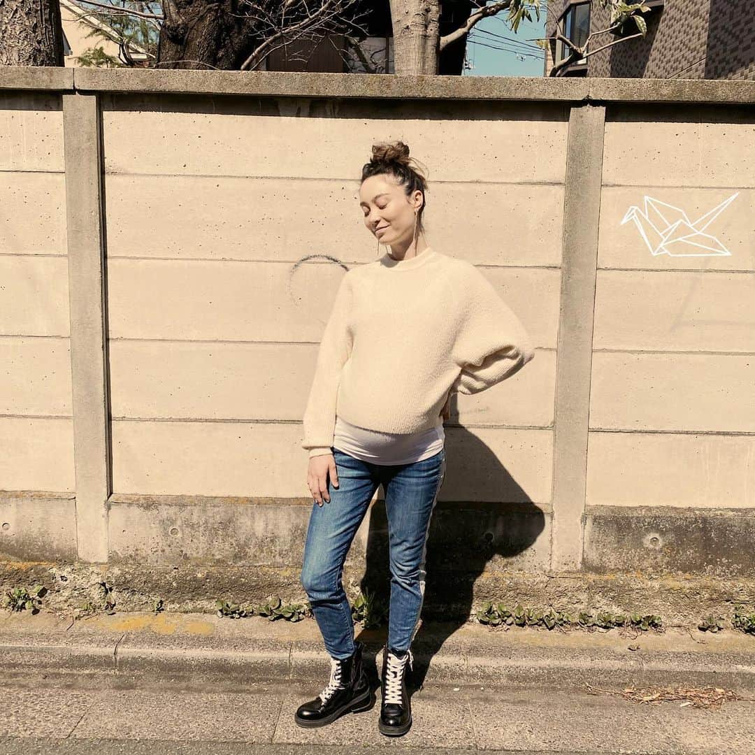 エミ・マイヤーのインスタグラム：「Getting bigger.. I wish I could wear heels but really the only thing I can handle are flats sneakers or boots. The second pregnancy is very different.. the first one was a spa experience compared to juggling your needs, your baby’s needs, and an older sibling’s needs! Things they don’t tell you! So much respect to all those who juggle careers and family and their own sense of well-being. Women are so powerful!! お腹が大きくなるにつれヒールでプロポーションをピシッと見せたいところだけれど、その場合2歳児の後を追っかけられないので、ブーツとスニーカーになる毎日。2回目の妊娠はやっぱり1回目と全然違うしお腹も早く大きくなるのと同時にこれからお姉ちゃんになる長女の心の用意のサポートをすることも大事。今まで子育てとキャリアを同時にジャグルしてきた女性たち、大変なことも沢山あると思うけれど、超尊敬しています！！」