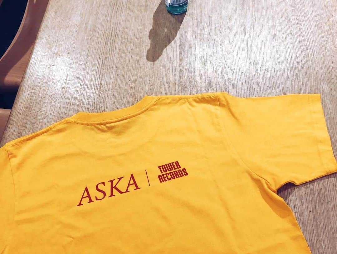 ASKAさんのインスタグラム写真 - (ASKAInstagram)「ASKA×TOWER RECORDSコラボグッズ。  ASKA New Album「Breath of Bless」のTシャツは、黒、黄色の2色展開です。 胸の部分に「Breath of Bless」の文字。そして、背中には「ASKA」と「TOWER RECORDS」が刻まれています。  #aska #aska_official #newalbum #breathofbless #museum #towerrecords  #タワレコ #コラボグッズ #Tシャツ #サイズは4サイズ展開 #いよいよ明日から開催 #お待ちしています」3月12日 15時01分 - aska_official921