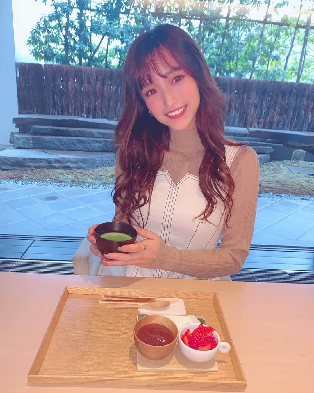 引地裕美さんのインスタグラム写真 - (引地裕美Instagram)「スワイプしてね❣️➠➠➠ . . 自分で作る苺大福🍓💭 そして大好きなお抹茶🍵💗 . . 普通のご飯もめちゃくちゃ美味しそうだった🍚 次はランチで行きたい😋 . . #みんちゃんカフェ巡り ☕️ #引地裕美 #モデル #rq #レースクイーン #얼스타그램 #照片 #粉我 #表参道カフェ #苺大福  #ゆうみ服 #패션스타그램 #데일리코디 #패션 #时装」3月12日 14時55分 - yuumihikichi