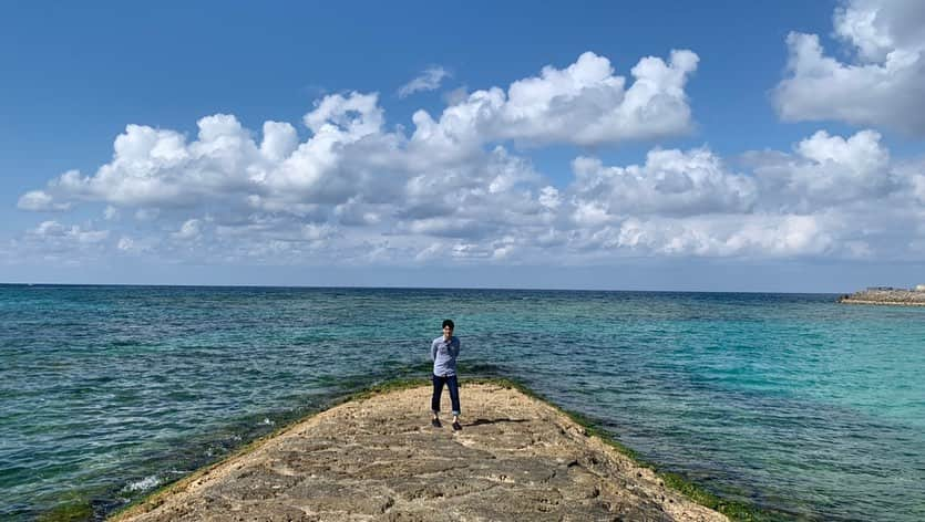 田口潤人のインスタグラム：「沖縄来て海行きがち。 そしてトップ画に使えそうな写真を撮りがち。  1枚目#宜野湾トロピカルビーチ 2枚目#エメラルドビーチ 3枚目#北谷の海岸沿い 4枚目#知念岬 5枚目#中城城跡 6枚目#古宇利島  オススメの場所あったら教えてください🙇‍♂️」