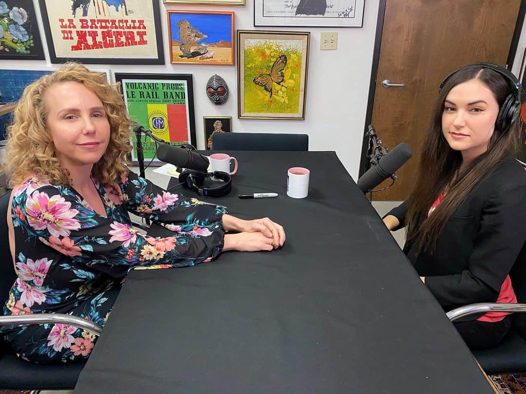 サーシャ・グレイのインスタグラム：「I'm @hollyrandall ‘s latest podcast guest! I learned what SWERF means, talked about why #whitefeminism never worked for me, & more :) Listen everywhere now Apple, SoundCloud, spotify.」