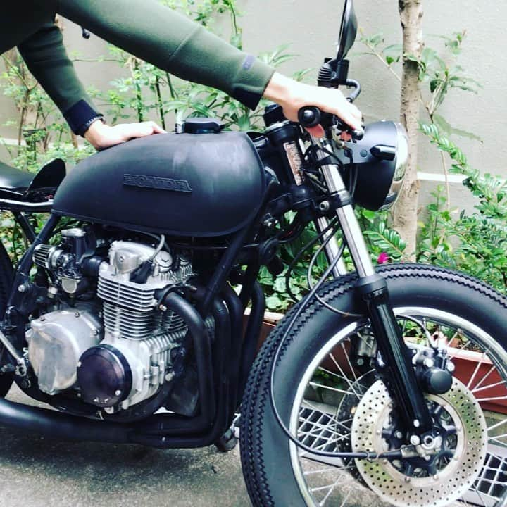 山本佳志のインスタグラム：「久々にエンジンかけてみた。  誰か欲しい人いる？笑  #cb550 #caferacer  #honda」