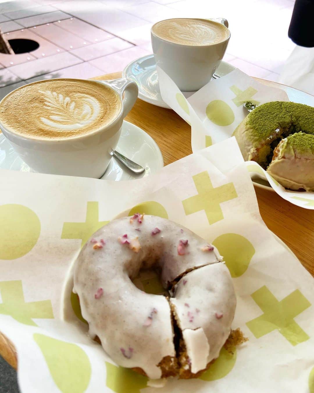 荒尾茉紀のインスタグラム：「美味しいドーナツ屋さん教えてもらいました❣️アールグレイ味🍩早くもまた食べたい🤤ちなみにドーナツ？ドーナッツ？  #sydney #留学 #donuts #ドーナツ #cafe」