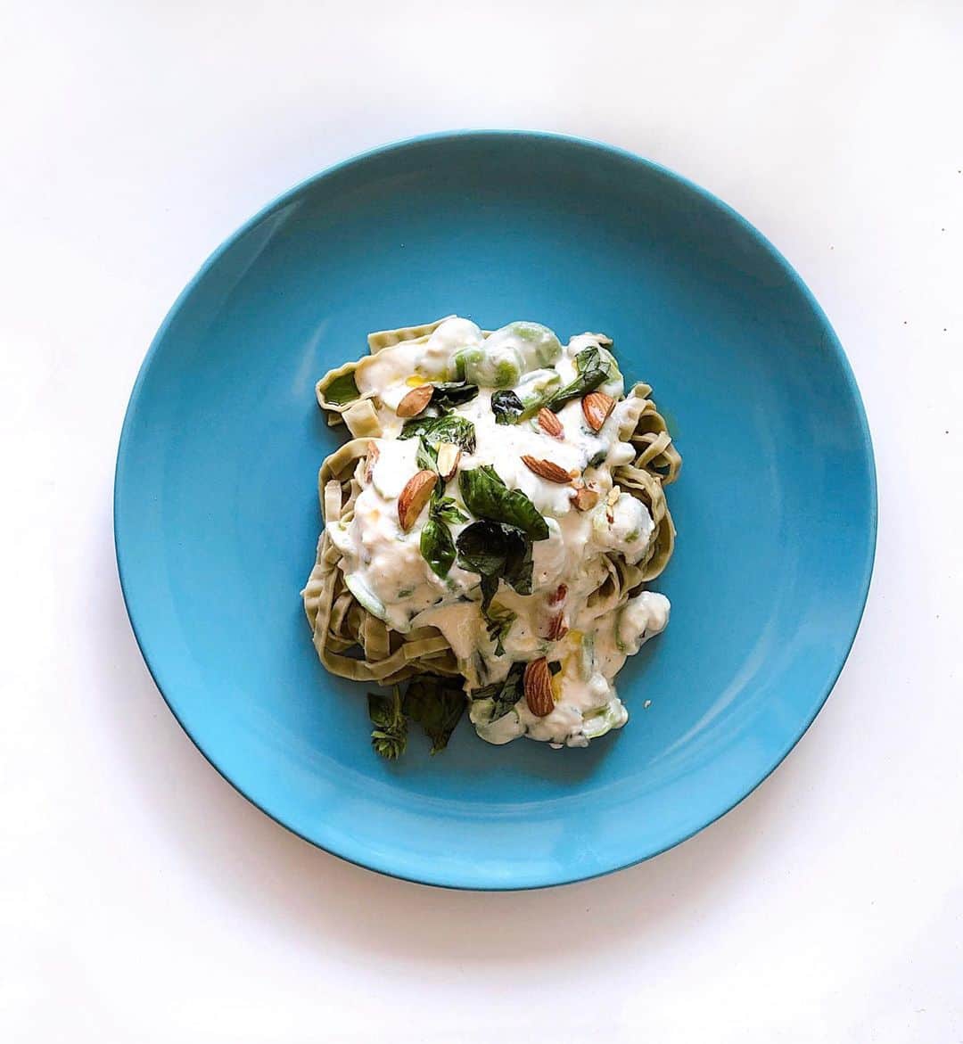 のインスタグラム：「タンパク質豊富の枝豆のパスタと お豆腐クリームカルボナーラ🍝💛 ・ お気に入りのオーガニックオリーブオイル トッピングでカリフォルニアの香ばしい美味しいアーモンド ・ Hight protein Pasta🍝🧡 ・ Edamame Pasta with Tofu Cream Carbonara 🍝🌱 ・ I used my favorite organic olive oil  and topping with crunchy almonds 🧡 ・ #highprotein#plantbased#cleanfood#vegan#organic#オーガニック#タンパク質豊富#プラントベース#ビーガン」