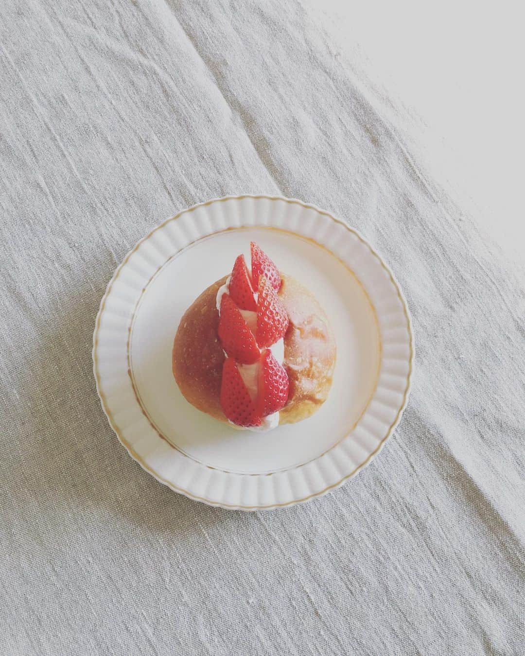 猫沢エミさんのインスタグラム写真 - (猫沢エミInstagram)「これを食べたら、私は生まれ変わる。  怠惰な私よ、さようなら。  ローマの生クリーム射込みパン マリトッツォ。さらにいちごを自前で射込み🍓  #猫沢銘菓　#ただのいちごクリームパンっていう話もあるけどきっと違う　#アイビリーヴ」3月12日 15時52分 - necozawaemi