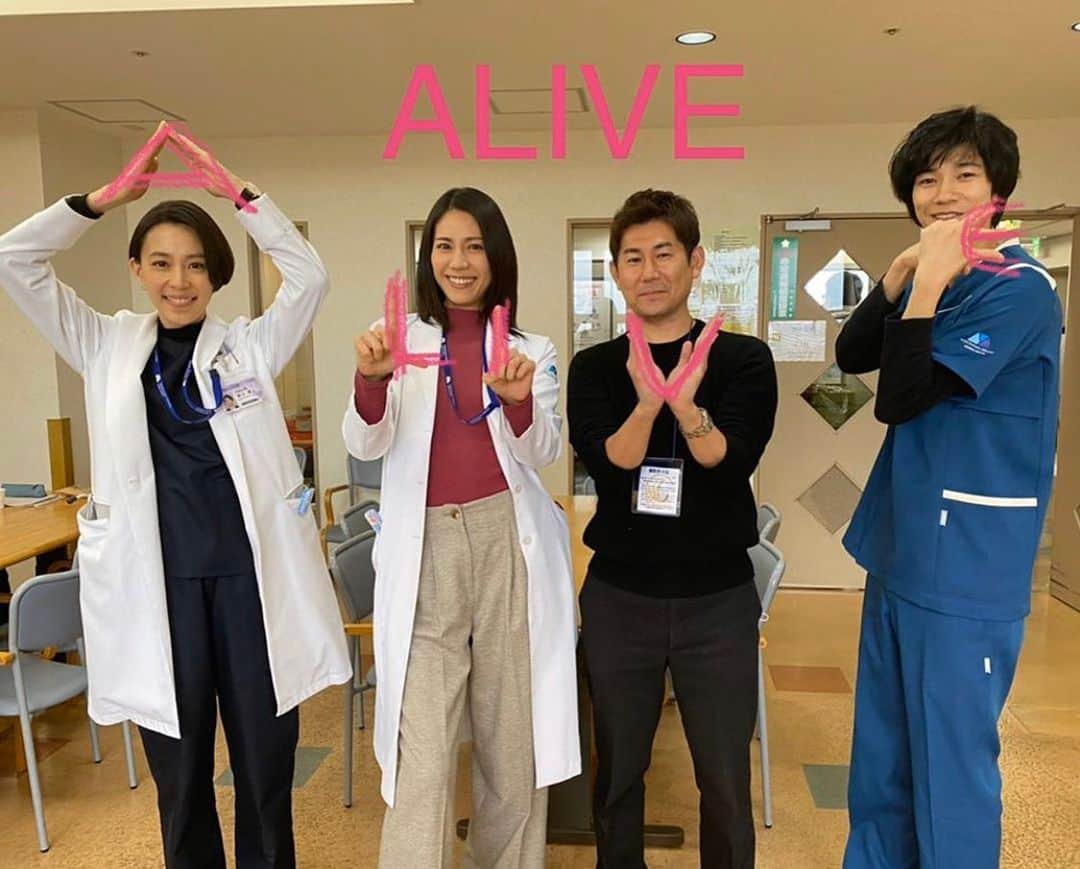 清原翔のインスタグラム：「ドラマ『#アライブ』10話、今夜22:00から！  石井監督と優しいお姉さま方と！  10話は僕演じる結城の家族も出てきます。弟よ…。 9話、見逃した、という方は是非、観て、今夜の10話に備えましょう！ もうすぐドラマもラスト。是非！  結城と莉子ちゃん、どうなるんだろう…」