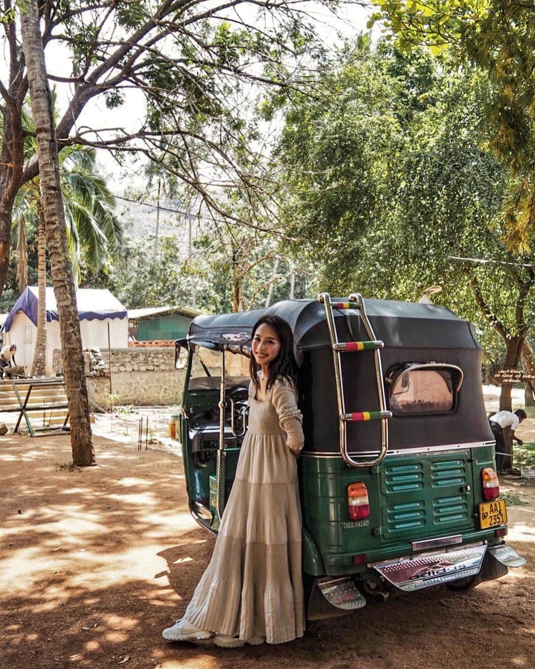 のインスタグラム：「写真はスリランカのトゥクトゥクですが...🇱🇰﻿ ﻿ @wawa_travel_jp のNews&Topicsで、﻿ "世界幸福度ランキング1位のフィンランドという国について"﻿ という記事を書いたのでストーリーズから読んでみて下さい☺︎ ﻿ ﻿ ーーーーーーーーーーーーーーーーーー﻿ 日本ではフィンランドの首相が"世界最年少34歳の女性首相" と注目されましたが、﻿ フィンランドでは良い意味で注目されていません。﻿ 何故だか分かりますか？﻿ ーーーーーーーーーーーーーーーーーー﻿ フィンランドという国では﻿ "高負担による支え合い"を重視しつつ､﻿ 経済的にも順調。﻿ そしてフィンランドの人にとっての"税金"とは﻿ "国が行うサービスの対価"であり､﻿ それはとても明確であり払うに値し安心を与えてくれるものなのでしょう。﻿ そして、"◯歳のあなた"や"〇〇君のお母さん"、"女性であること"。﻿ そうではなく"個人"として、﻿ シンプルに生きさせてくれる国なのでしょう。﻿ ーーーーーーーーーーーーーーーーーー﻿ ﻿ （記事より抜粋）」