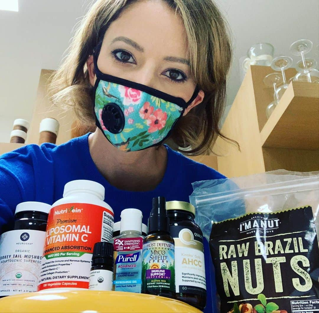 タリン・サザンさんのインスタグラム写真 - (タリン・サザンInstagram)「IT FEELS LIKE I SPENT ALL YEAR PREPARING FOR THIS MOMENT (I did) 😝 Recs below!! . In no particular order, the recommended by my functional medicine doctor to keep the immune system happy while Corona rages on (link in my bio to everything on Amazon): . 1) Raw Brazil Nuts - eat a serving/day for selenium, which helps protect against viral infections and upregulate your body’s antioxidant enzymes 2) Turkey Tail mushroom supplement - a known immune enhancer for cancer patients  3) Liposomal vitamin C - 2-3 capsules/day (1000-2000mg). Vitamin C isn’t absorbed in large quantities by the gut but liposomal helps with delivery. 4) Kinoko Gold AHCC - another mushroom derivative that has been studied immensely for its immune effects 5) Mycoshield immune support - more mushrooms, in a throat spray!  6) Tea tree essential oil- a little dab in the nose provides some anti-viral protection and a thin barrier between you and monster virus. 7) Fancy face mask & antibacterial hand sanitizer for quasi social interactions  Not pictured: 3000-5000 IU liquid Vitamin D (refrigerated) with Vitamin K daily to help optimize immune function, and Zinc lozenges. These prevent coronavirus from multiplying in your throat.  Good luck out there. Wash those hands and tag your friends who need a little help. . #coronavirüsü #coronavirus #corona #virus #cancer #immunesystem #immunesupport #mushrooms #mycophelia #turkeytail」3月12日 7時35分 - tarynsouthern