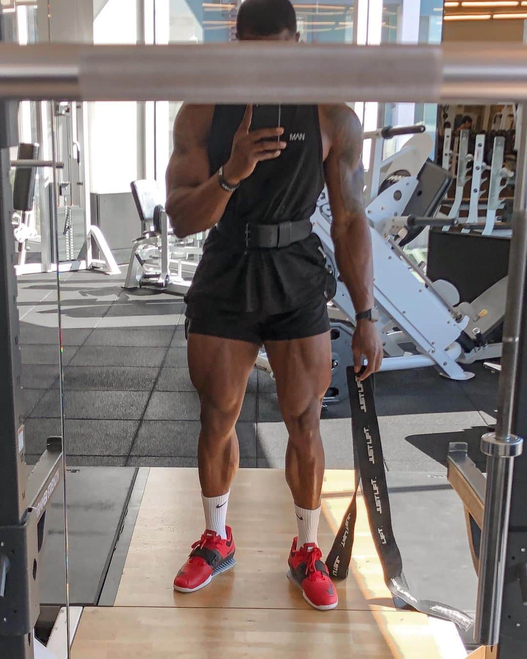 Simeon Pandaさんのインスタグラム写真 - (Simeon PandaInstagram)「It’s between you, the bar and the gains you’re making, nobody else. ⁣ I want to help you train! Download my routines at SIMEONPANDA.COM or visit my YouTube Channel: @simeonpanda for FREE diet tips and training routines⁣ ⁣ Follow @innosupps ⚡️ for the supplements I use👌🏾」3月12日 7時31分 - simeonpanda