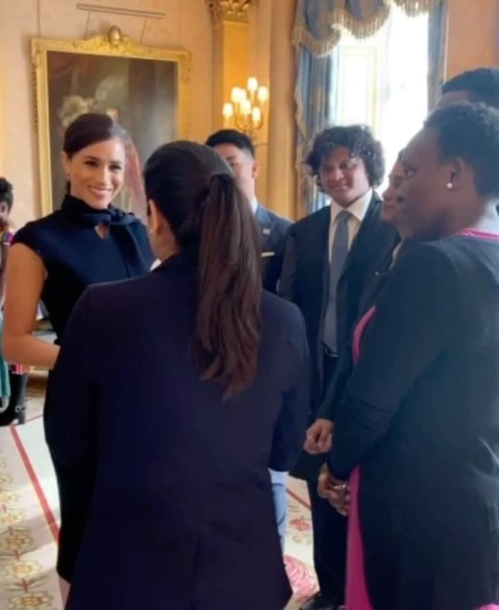 英ヘンリー王子夫妻のインスタグラム：「Earlier this week The Duchess of Sussex, in her role as Patron of the Association of Commonwealth Universities (ACU), met with the bright minds from across the Commonwealth to hear about their commitment to tackling the global challenges we all face.  The Duchess spoke with Scholars studying and researching important areas surrounding; cleaning up plastic pollution in our oceans, helping to build more sustainable cities, improving health outcomes for citizens, and supporting decent work and economic growth.  Paving the way as the next generation of leaders, these inspirational scholars, are spread far across the Commonwealth from Malawi to Malaysia, Ghana to Sri Lanka – all of whom will use the skills and knowledge they gain while studying in the UK to make a difference when they return to their home countries.  The Duchess, who also attended university with support of a scholarship, is a strong advocate of accessible education for all.  As the Royal Patron of The Association of Commonwealth Universities (@The_ACU_Official) since January 2019, The Duchess has met and engaged with students, academics, and staff from ACU member universities across the Commonwealth to learn more about the vital work they do to address global challenges.  As President and Vice President of The @Queens_Commonwealth_Trust, The Duke and Duchess thank all those who are working to give access to education for all.」