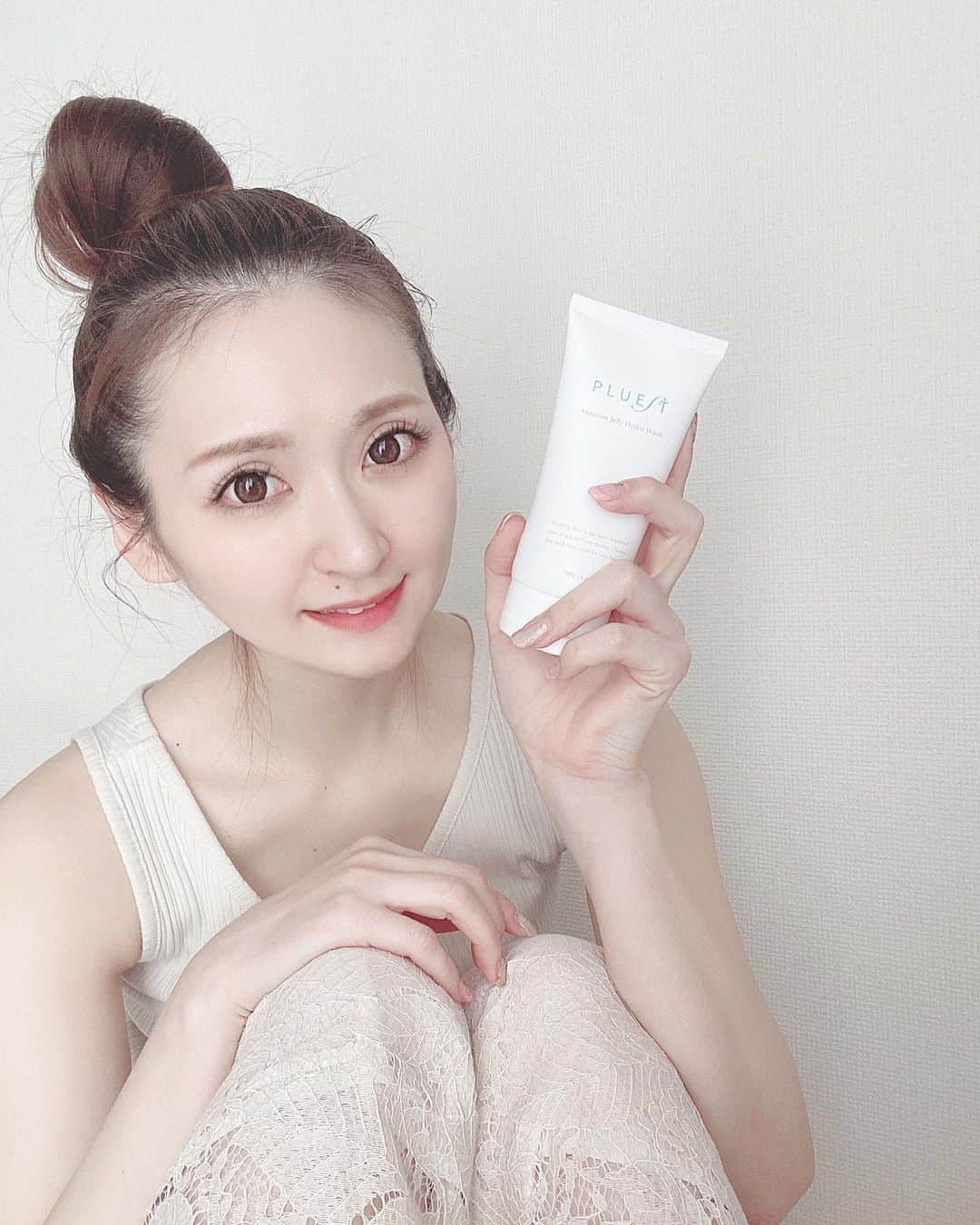のインスタグラム：「きれいなお肌のためには、洗顔がほんとに大事！！！って最近ほんとに感じるから、使ってみたいものがあればすぐ使ってみてます☻ @pluest_official のマンナンジェリーハイドロウォッシュは、保湿剤で洗うという洗顔ジュレ。 皮膚科医と共同開発でされてるから安心。 こんにゃくで出来たマンナンスクラブも入ってるから  マッサージもできるし、毛穴汚れもきれいにとれてる！すっきり洗えるのに潤ってて嬉しかったな…♡ ・ めんどくさがりだから、洗顔のとき泡立てるのめんどくさいんだけど、これはジュレをそのままのせるから、泡立てなくていいのも時短で高ポイント♥️ ・ #プルエスト #pluest #マンナンジェリーハイドロウォッシュ #洗顔料 #乾燥肌対策 #ドクターズコスメ #プラザ #plaza #毛穴ケア #スキンケア #美肌ケア #保湿ケア #洗顔ジェル #泡立てない洗顔 #保湿洗顔 #うるおい洗顔 #敏感肌スキンケア  #PR」